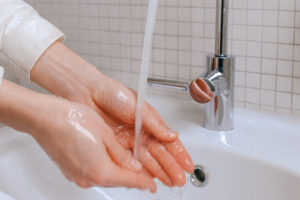 Malteser Care gute Tipps fuers heisse Wetter kaltes Wasser