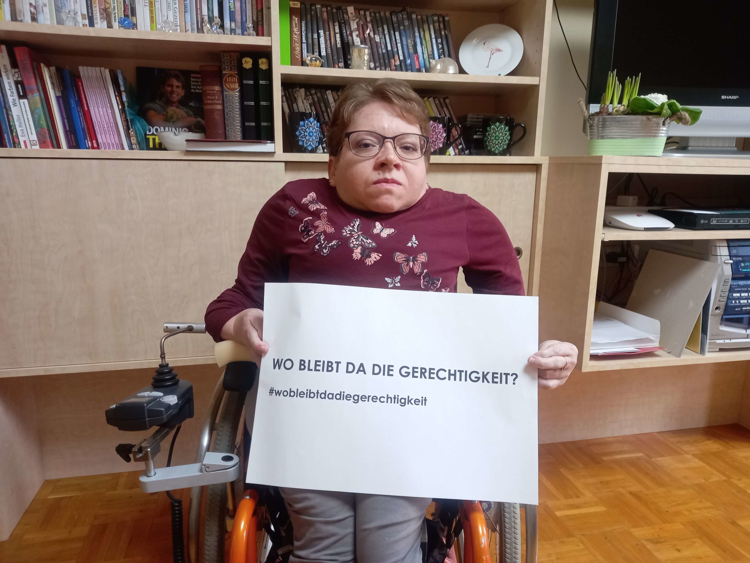 24h Pflegekatastrophe Evelyn Brezina Schild quer Web